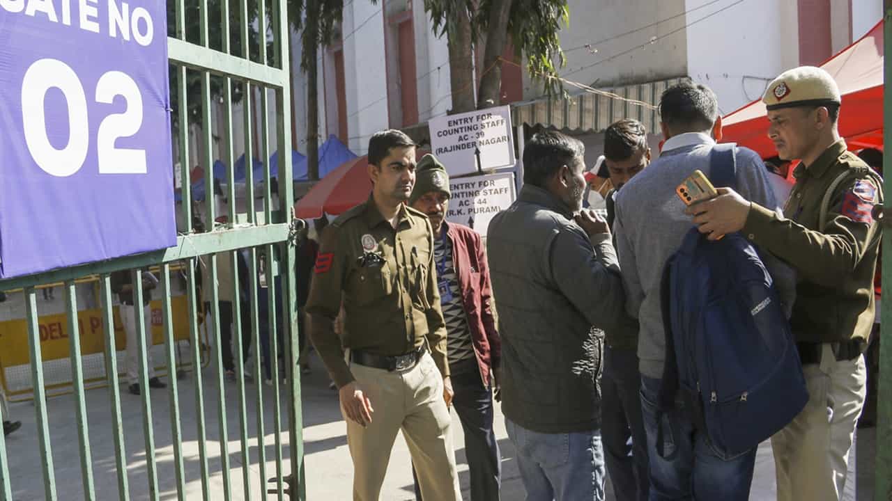 Delhi Assembly Election Result 2025 : തുടക്കം കിടുക്കി ബിജെപി, ആദ്യ ഫലസൂചനയില്‍ കെജ്‌രിവാളടക്കം പിന്നില്‍; ഇഞ്ചോടിഞ്ച് പോരാട്ടം