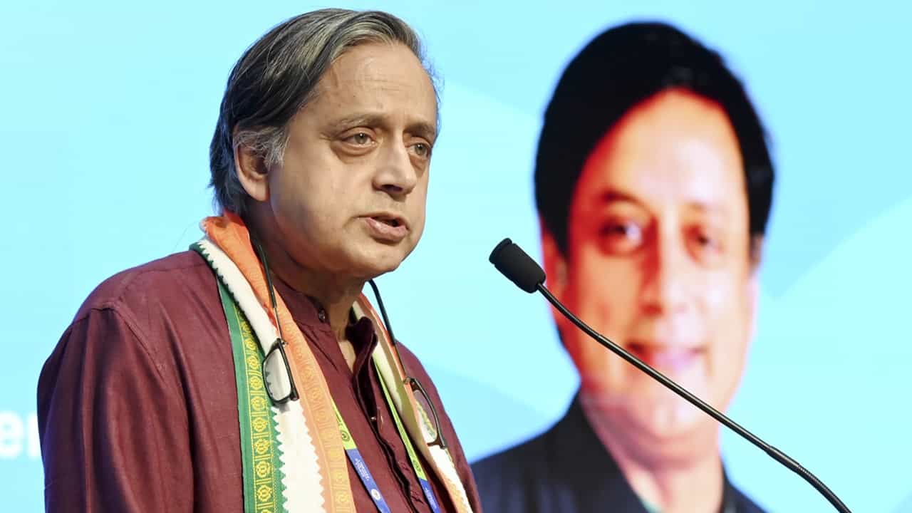 Shashi Tharoor: തുടരെ തുടരെ പാര്‍ട്ടിയെ വെട്ടിലാക്കുന്ന നീക്കങ്ങള്‍; തിരുത്താനും ഭാവമില്ല ! തരൂരിനെ തല്‍ക്കാലം തരൂരിന്റെ പാട്ടിന് വിടാന്‍ സംസ്ഥാന കോണ്‍ഗ്രസ്