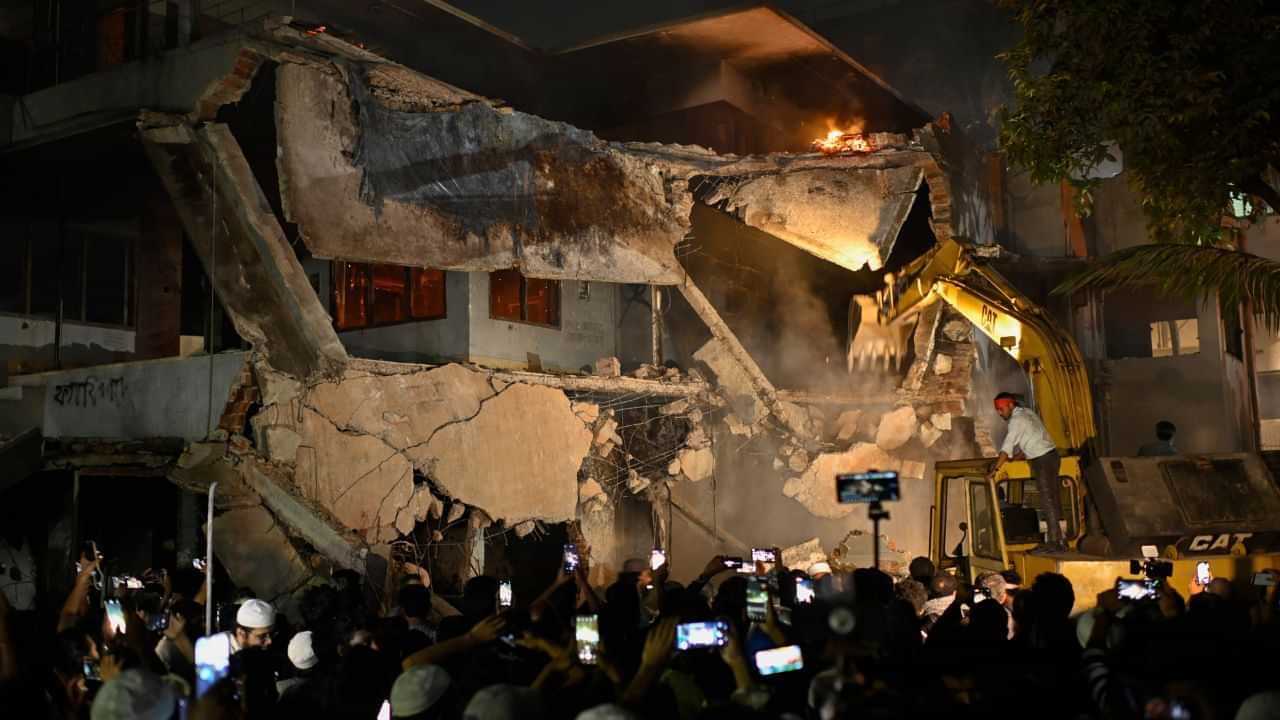 Sheikh Hasina: ബംഗ്ലാദേശ് പുകയുന്നു; ഷെയ്ഖ് ഹസീനയുടെ വീട് ഇടിച്ചുനിരത്തി പ്രതിഷേധക്കാര് Sheikh Hasina: ബംഗ്ലാദേശ് പുകയുന്നു; ഷെയ്ഖ് ഹസീനയുടെ വീട് ഇടിച്ചുനിരത്തി പ്രതിഷേധക്കാര്