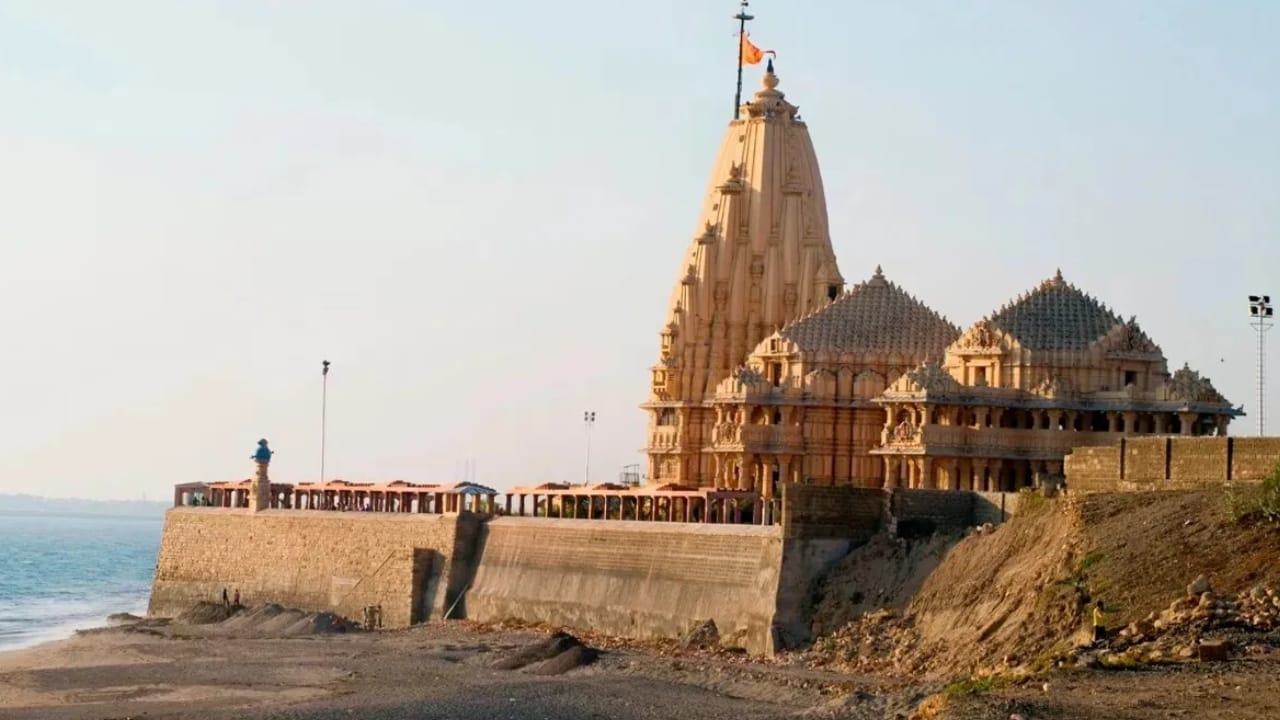 ഗുജറാത്തിലെ സോമനാഥ ക്ഷേത്രത്തിന് സമീപം 130 കിലോ സ്വർണ്ണവും 1,700 ഏക്കർ ഭൂമിയുമുണ്ട്. സ്വത്തിന്റെ മൂല്യം 150 കോടി രൂപയ്ക്കും 456 കോടി രൂപയ്ക്കും ഇടയിലായിരിക്കാം. കൂടാതെ, 2022 ലെ ഒരു കണക്കനുസരിച്ച്, ക്ഷേത്രത്തിൻ്റെ വിവിധ സ്രോതസ്സുകളിൽ നിന്ന് 50 കോടി രൂപ വരെ വാർഷിക വരുമാനം ലഭിക്കും.