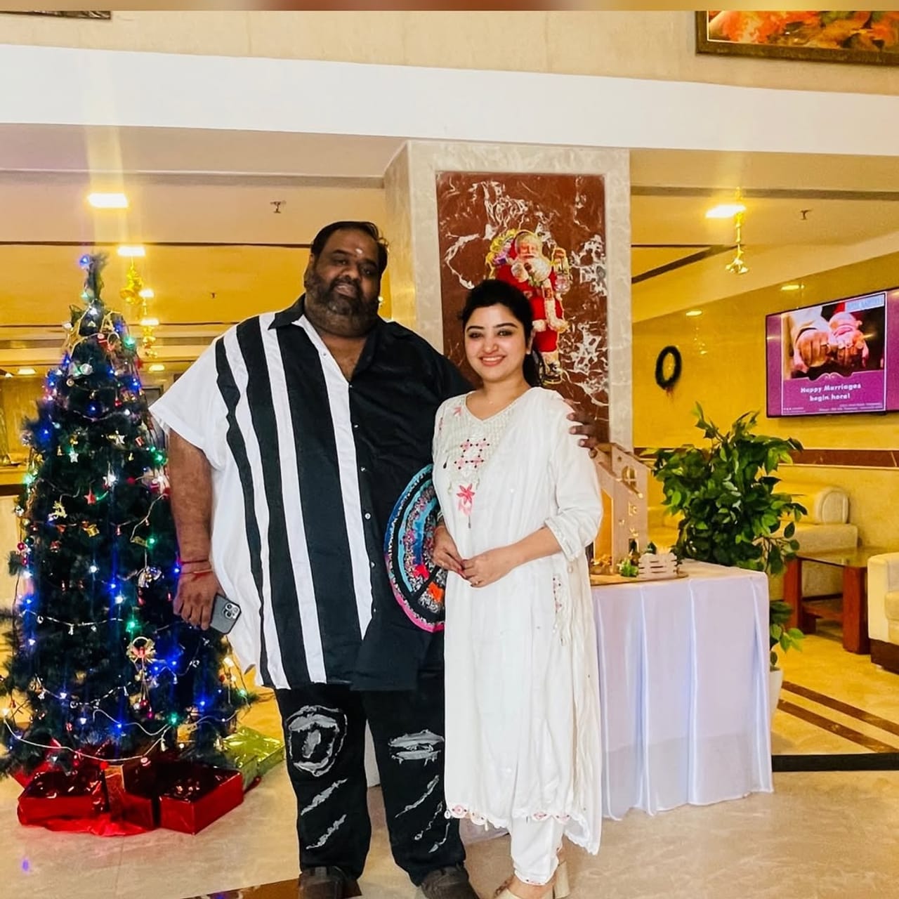 തമിഴ് സീരിയൽ താരം മഹാലക്ഷ്മിയും നിർമാതാവായ രവീന്ദ്രര്‍ ചന്ദ്രശേഖറും വിവാഹിതരായതിന്റെ പേരിൽ ഏറെ വിമർശനങ്ങളും പരിഹാസങ്ങളുമാണ് നേരിടേണ്ടി വന്നത്. ഇരുവരുടേതും പ്രണയവിവാഹമായിരുന്നു. എന്നാൽ വിവാഹകാര്യം അറിഞ്ഞതോടെ ബോഡി ഷേമിംഗിന്റെ പേരിൽ വലിയ പരിഹാസങ്ങളാണ് ഇരുവർക്കും നേരിടേണ്ടി വന്നത്.(image credits:instagram)