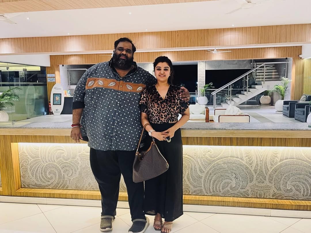 പണം കണ്ട് മാത്രം നടി പിന്നാലെ കൂടിയതാണെന്ന് പലരും അധിഷേപിച്ചു. ഇതിനിടെയിൽ ഇരുവരും വേർപിരിഞ്ഞെന്ന തരത്തിലുള്ള ​ഗോസിപ്പുകളും നിറഞ്ഞു നിന്നിരുന്നു. എന്നാൽ വിവാഹം കഴിഞ്ഞ് മൂന്ന് വർഷം കഴിയുമ്പോഴും ഇരുവരും സന്തുഷ്ടരായി ജീവിക്കുകയാണ്. (image credits:instagram)