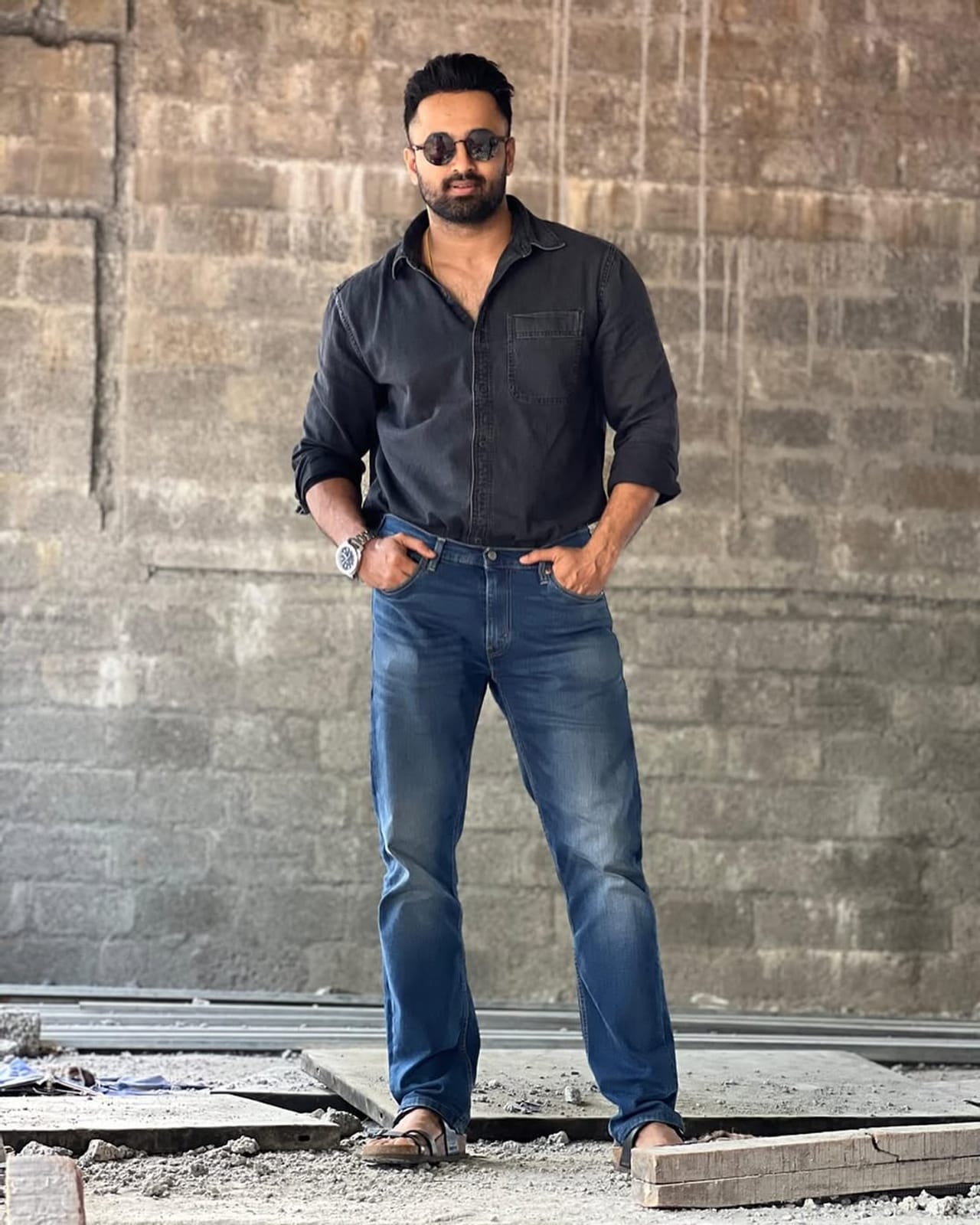 ചുരുങ്ങിയ സമയത്തിനുള്ളിൽ മലയാള സിനിമ പ്രേക്ഷകരുടെ പ്രീതി നേടിയ താരമാണ് നടൻ ഉണ്ണി മുകുന്ദൻ. ബോക്സോഫീസ് തരം​ഗം സൃഷ്ടിച്ച ഹനീഫ് അദേനി സംവിധാനം ചെയ്ത മാർക്കോയ്ക്ക് ശേഷം വീണ്ടും തീയറ്റർ ഇളക്കി മറിക്കാൻ എത്തിയിരിക്കുകയാണ് ​ഗെറ്റ് സെറ്റ് ബേബി. (image credits:instagram)