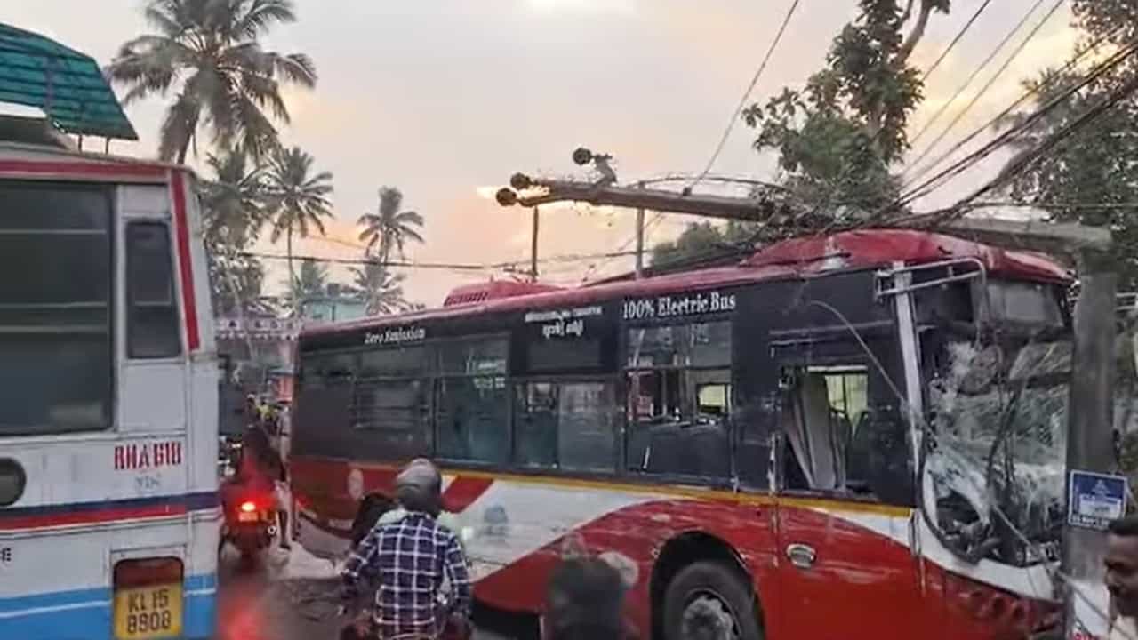 Vizhinjam KSRTC Bus Accident: വിഴിഞ്ഞത്ത് കെഎസ്ആര്‍ടിസി ബസുകള്‍ കൂട്ടിയിടിച്ചു, നിരവധി പേര്‍ക്ക് പരിക്ക്‌