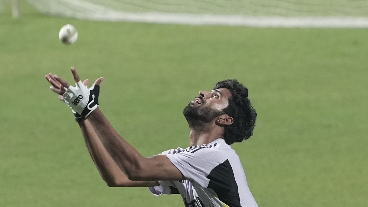 രവിചന്ദ്രന്‍ അശ്വിന്റെ പിന്‍ഗാമിയായാണ് തമിഴ്‌നാട്ടില്‍ നിന്ന് തന്നെയുള്ള ഓള്‍റൗണ്ടര്‍ വാഷിംഗ്ടണ്‍ സുന്ദറിനെ ആരാധകര്‍ കാണുന്നത്. നിലവില്‍ ക്രിക്കറ്റിലെ മൂന്ന് ഫോര്‍മാറ്റിലും ഇന്ത്യന്‍ ടീമിലെ സ്ഥിരസാന്നിധ്യമായി മാറിയിരിക്കുകയാണ് താരം. വരാനിരിക്കുന്ന ചാമ്പ്യന്‍സ് ട്രോഫി ടീമിലും താരമുണ്ട് (Image Credits: PTI)