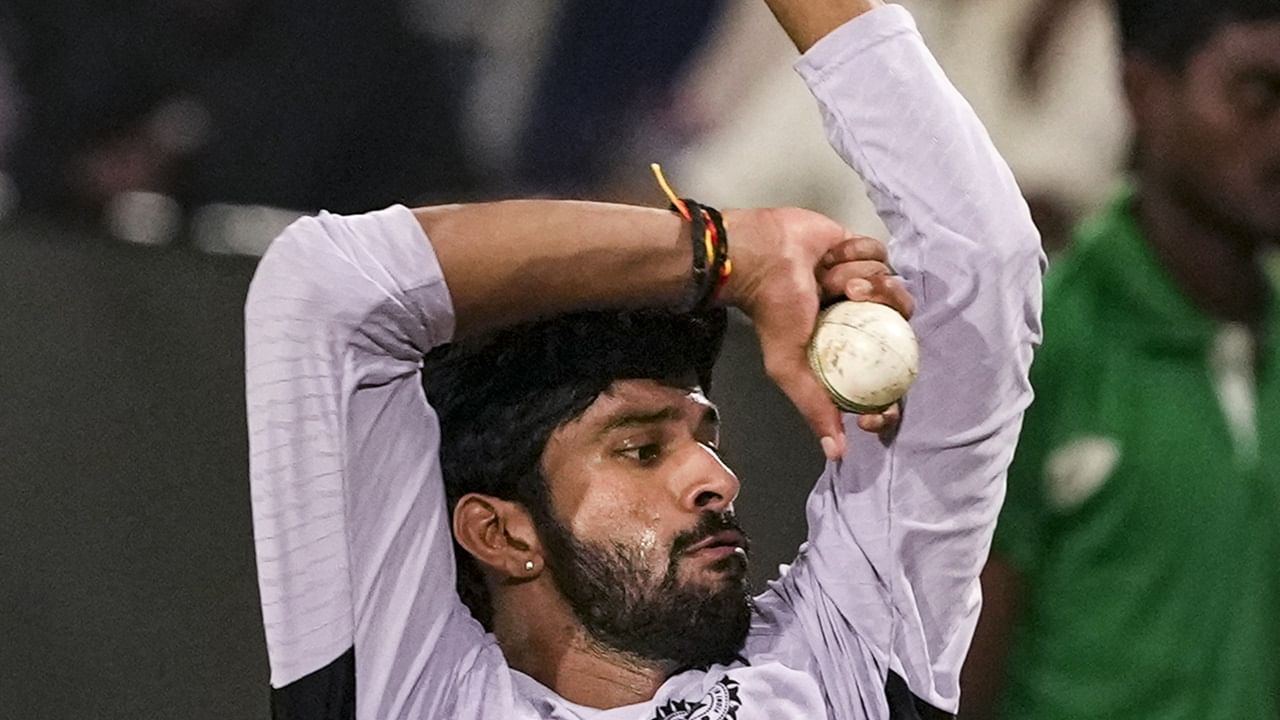 എന്നാല്‍ ഐപിഎല്ലില്‍ കളിക്കുന്ന മറ്റൊരു താരമായ വിജയ് ശങ്കറിന് 18 ലക്ഷം രൂപ കിട്ടി. ചെപ്പോക്ക് സൂപ്പര്‍ ഗില്ലീസാണ് ശങ്കറിനെ ടീമിലെത്തിച്ചത്. ഓള്‍റൗണ്ടര്‍ എം. മുഹമ്മദിനാണ് ഏറ്റവും കൂടുതല്‍ തുക ലഭിച്ചത്. 18.40 ലക്ഷത്തിന്‌സേലം സ്പാര്‍ട്ടന്‍സ് മുഹമ്മദിനെ സ്വന്തമാക്കി (Image Credits: PTI)