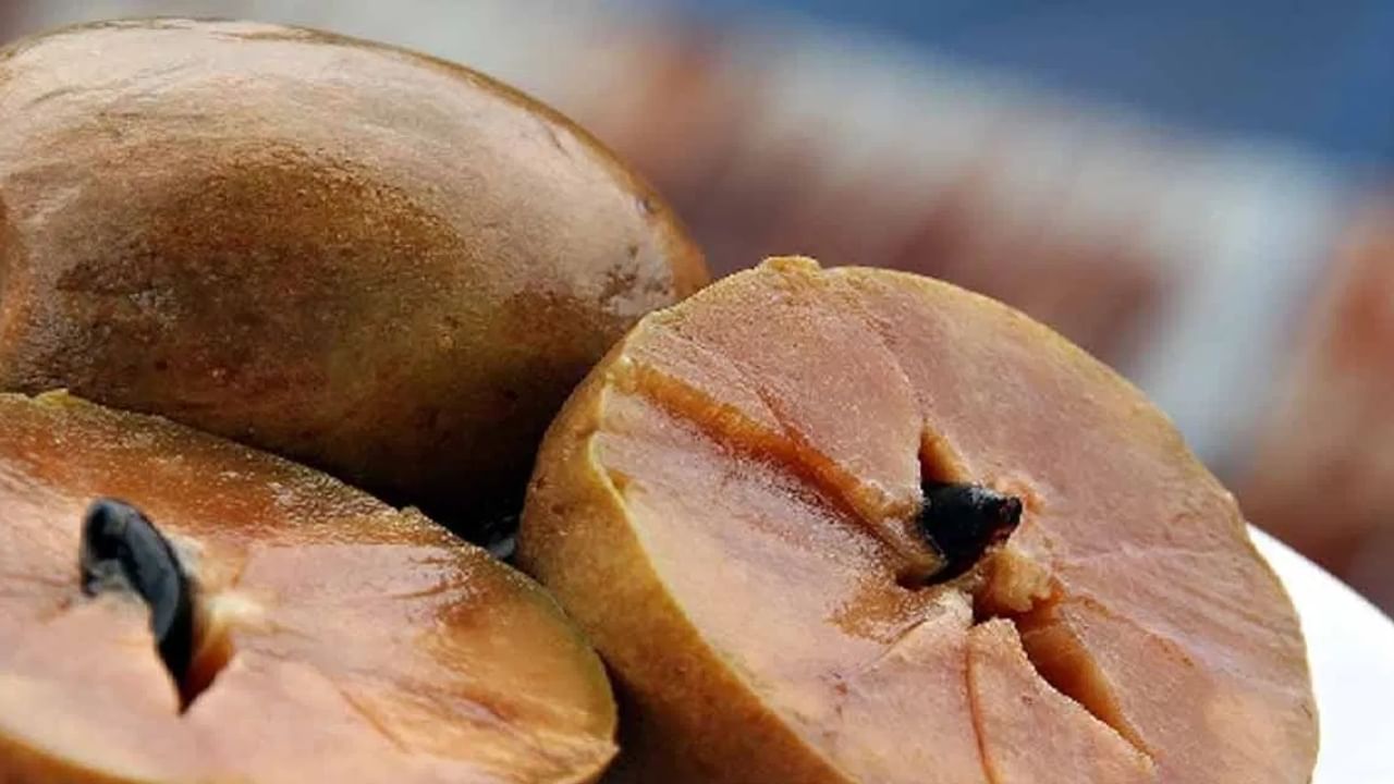 സപ്പോട്ട ശരീരഭാരം കുറയ്ക്കാനും സഹായിക്കുന്നു. ഇതിലെ ഉയർന്ന നാരുകൾ ശരീരത്തിൽ അടിഞ്ഞുകൂടിയ സൂക്ഷ്മ പോഷകങ്ങളെ അലിയിക്കാൻ സഹായിക്കുന്നു. ഇതിൽ അടങ്ങിയിരിക്കുന്ന വിറ്റാമിനുകൾ ശരീരം ശരിയായി പ്രവർത്തിക്കാൻ സഹായിക്കുന്നു.