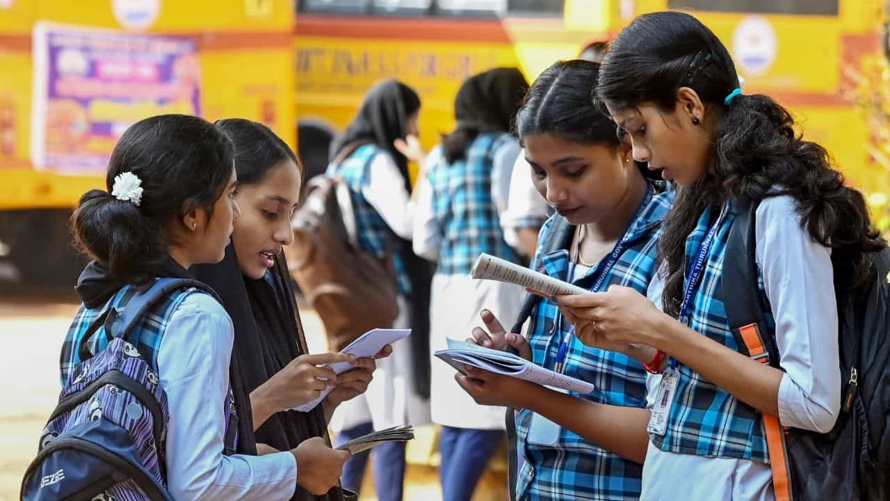 Kerala 8th Standard Valuation : ഓൾപാസ് ഒന്നും ഇനിയില്ല; ഇത്തവണ പാസാകാത്ത എട്ടാം ക്ലാസുകാർക്ക് സേ പരീക്ഷ ഉണ്ട്