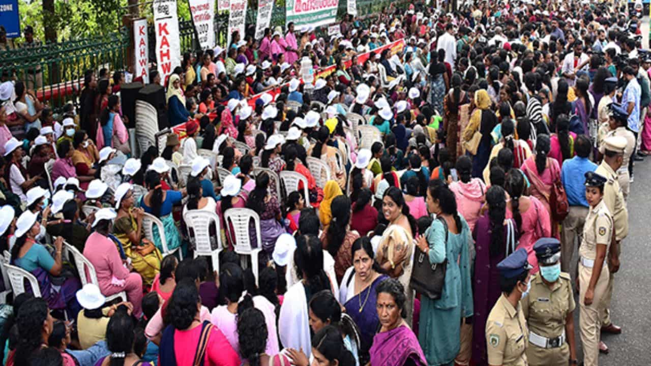 ASHA Workers Protest: സമരത്തില്‍ നിന്ന് പിന്നോട്ടില്ല; അന്‍പതാം നാള്‍ മുടി മുറിച്ച് പ്രതിഷേധം