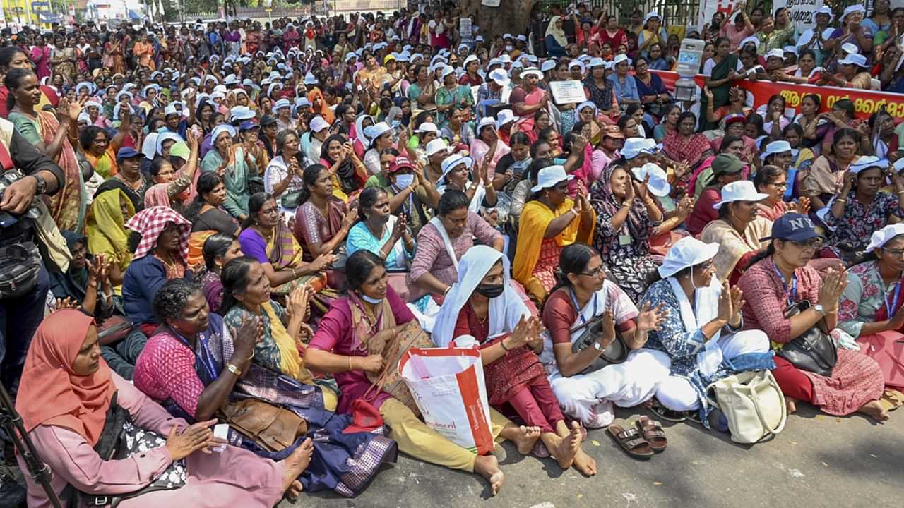 ASHA Workers Protest: പ്രതിഷേധം തുടര്‍ന്ന് ആശാ വര്‍ക്കര്‍മാര്‍; ഇന്ന് സെക്രട്ടേറിയറ്റ് ഉപരോധം; ഹെല്‍ത്ത് മിഷന്റെ പരിശീലന പരിപാടി ബഹിഷ്‌കരിക്കാന്‍ ആഹ്വാനം