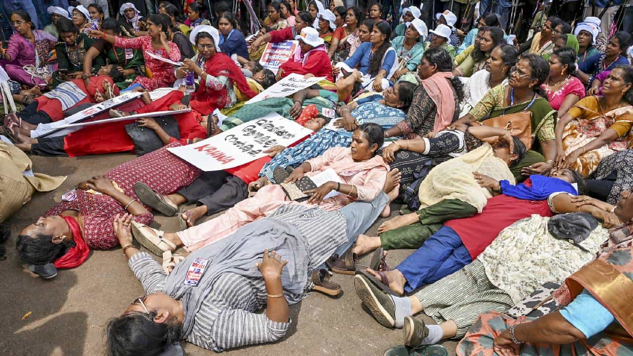 Asha Workers Protest: അമ്പതാം ദിവസം സെക്രട്ടറിയേറ്റിന് മുന്നിൽ മുടിമുറിച്ച് പ്രതിഷേധിക്കും’; സമരം കടുപ്പിച്ച് ആശാ വർക്കേഴ്സ്