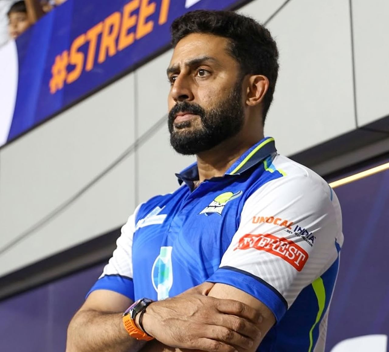 അഭിഷേക് ബച്ചന്‍ ധരിച്ച ടൈറ്റാനിയം പതിപ്പിന് 34 ലക്ഷം രൂപയാണ് വിലയെന്നും, എന്നാല്‍ സല്‍മാന്റെ റോസ് ഗോള്‍ഡ് എഡിഷന് ഏകദേശം 61 ലക്ഷം രൂപയാണെന്നും വിവിധ മാധ്യമ റിപ്പോര്‍ട്ടുകളില്‍ കാണുന്നു.