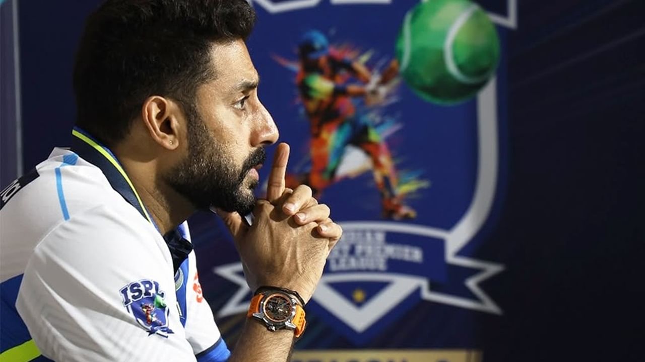 മാര്‍ച്ച് 20ന് തിയേറ്ററുകളില്‍ കാണാമെന്ന ക്യാപ്ഷനോടെ ഇന്‍സ്റ്റഗ്രാമിലാണ് താരം രാമജന്മഭൂമ വാച്ച് ധരിച്ചുകൊണ്ടുള്ള ഫോട്ടോകള്‍ പങ്കുവച്ചത്. അടുത്തിടെ ഇന്ത്യന്‍ സ്ട്രീറ്റ് പ്രീമിയര്‍ ലീഗില്‍ രാമജന്മഭൂമി വാച്ച് ധരിച്ചുകൊണ്ടുള്ള അഭിഷേക് ബച്ചന്റെ ചിത്രം വൈറലായിരുന്നു.