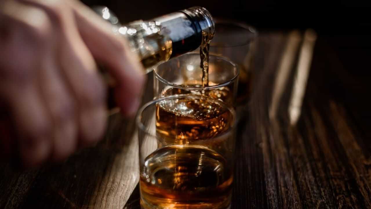 Panchayat Secretary: ഡ്യൂട്ടിക്കിടെ അഭ്യാസം; മദ്യപിച്ച് റോഡില്‍ കിടന്ന് പഞ്ചായത്ത് സെക്രട്ടറി