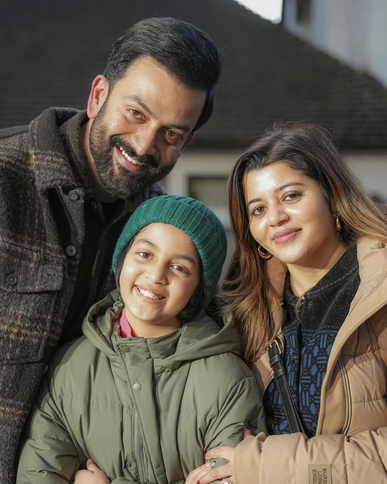 പൃഥ്വിരാജിന്റെ മൂന്നാം സംവിധാന സംരംഭമായ എമ്പുരാനില്‍ എല്ലാവരും ശ്രദ്ധിച്ചത് ഒരു കൊച്ച് ശബ്ദമാണ്. ട്രെയ്‌ലറില്‍ എമ്പുരാനേ എന്ന് പാടിയത് ആരാണെന്നായിരുന്നു എല്ലാവരുടെയും ചോദ്യം. എന്നാല്‍ അത് മറ്റാരുമല്ല പൃഥ്വിരാജിന്റെ മകള്‍ അലംകൃതയാണെന്നാണ് ചിത്രത്തിന്റെ സംഗീത സംവിധായകന്‍ ദീപക് ദേവ് പറയുന്നത്. റിപ്പോര്‍ട്ടറിനോടായിരുന്നു അദ്ദേഹത്തിന്റെ പ്രതികരണം. (Image Credits: Instagram)