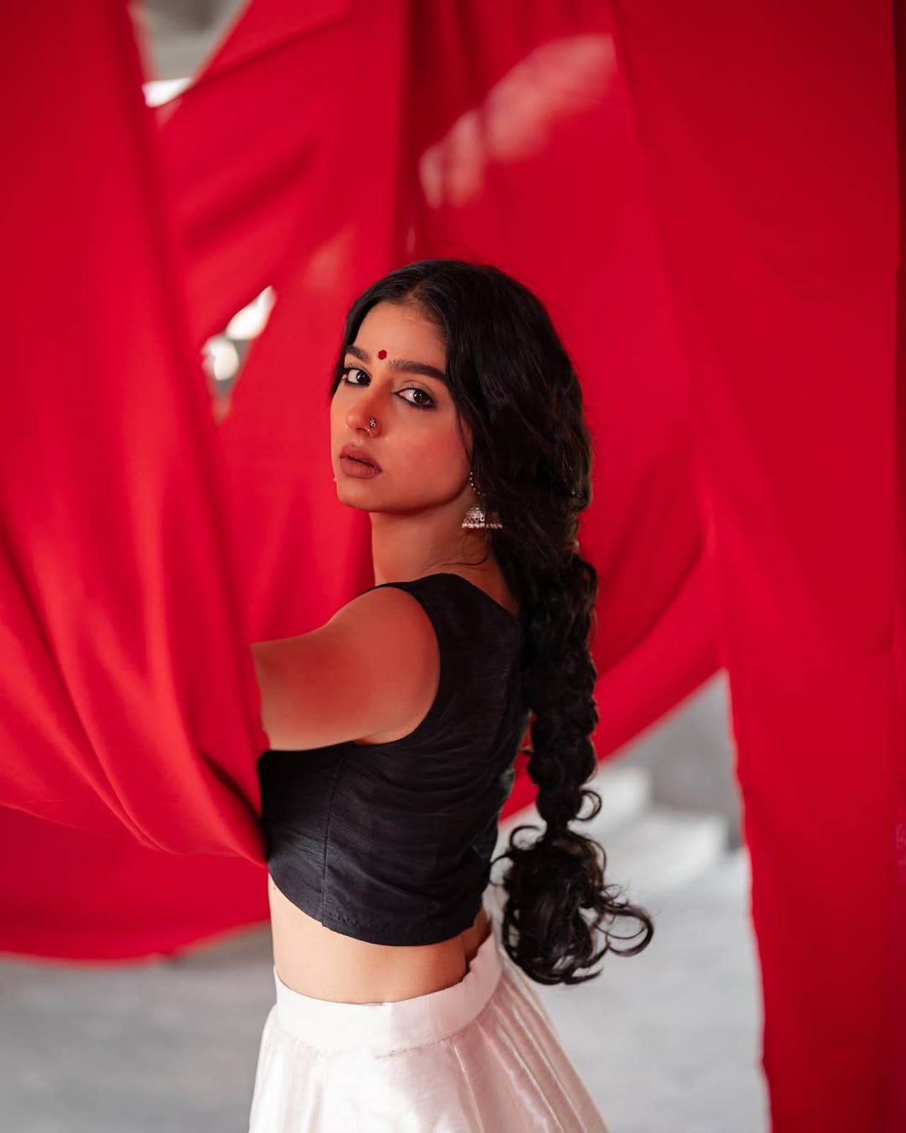 ഏറെ നാളായി സോഷ്യല്‍ മീഡിയയില്‍ നടക്കുന്ന ചര്‍ച്ചയാണ് മമിത ബൈജുവും അനശ്വര രാജനും അകല്‍ച്ചയിലാണെന്നത്. ഇരുവരെയും ഒരുമിച്ച് കാണാത്തത് തന്നെയാണ് അതിനുള്ള പ്രധാന കാരണം. എന്നാല്‍ ആരാധകരുടെ ചോദ്യത്തിന് മറുപടി നല്‍കിയിരിക്കുകയാണ് അനശ്വര. (Image Credits: Instagram)