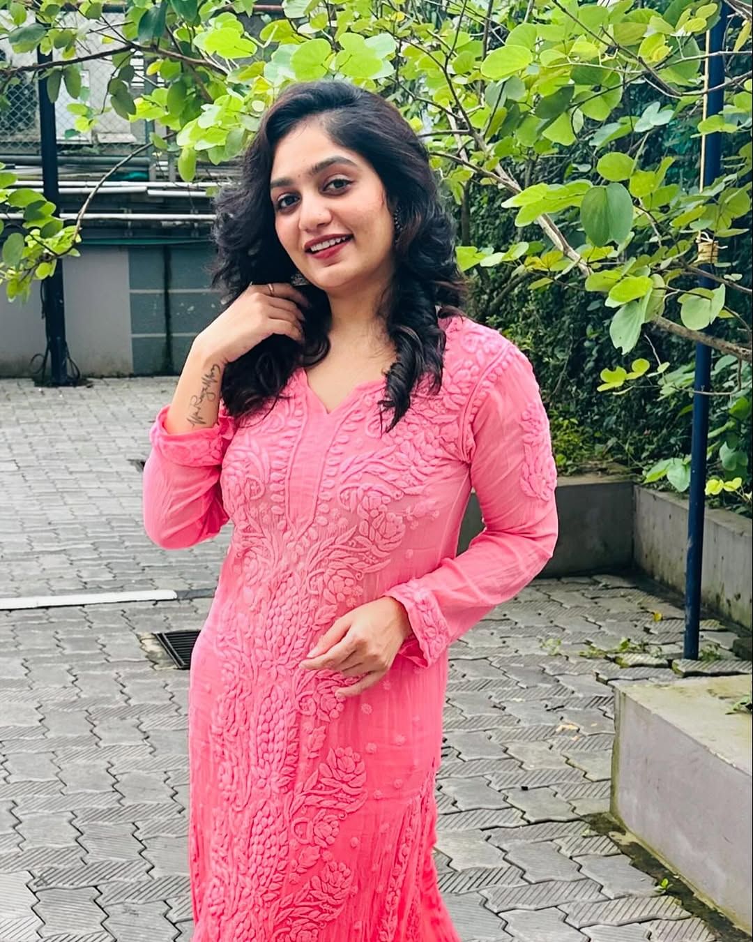 മിനിസ്ക്രീന് പ്രേക്ഷകരുടെ പ്രിയ താരമാണ് ആര്യ. അവതാരികയായി എത്തിയ താരം ബഡായി ബംഗ്ലാവ് എന്ന ഷോയിലൂടെ മലയാളികൾക്ക് സുപരിചിതയായി. പിന്നാലെ സിനിമകളിലും തന്റെതായ സ്ഥാനം നേടാൻ ആര്യക്ക് സാധിച്ചു. ബിഗ് ബോസിലും ആര്യ പങ്കെടുത്തിട്ടുണ്ട്. (image credits:instagram)