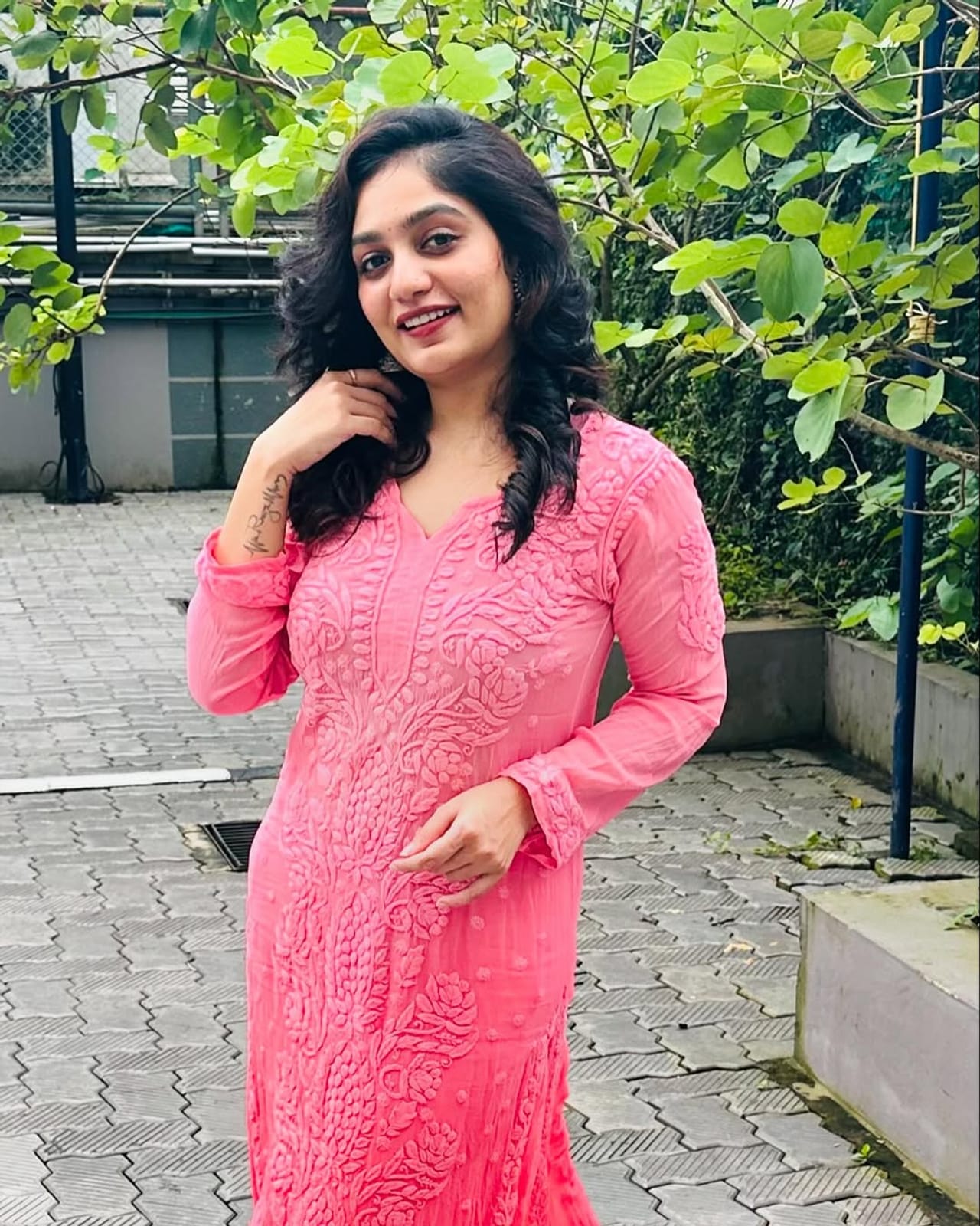 മിനിസ്ക്രീന് പ്രേക്ഷകരുടെ പ്രിയ താരമാണ് ആര്യ. അവതാരികയായി എത്തിയ താരം ബഡായി ബംഗ്ലാവ് എന്ന ഷോയിലൂടെ മലയാളികൾക്ക് സുപരിചിതയായി. പിന്നാലെ സിനിമകളിലും തന്റെതായ സ്ഥാനം നേടാൻ ആര്യക്ക് സാധിച്ചു. ബിഗ് ബോസിലും ആര്യ പങ്കെടുത്തിട്ടുണ്ട്. (image credits:instagram)