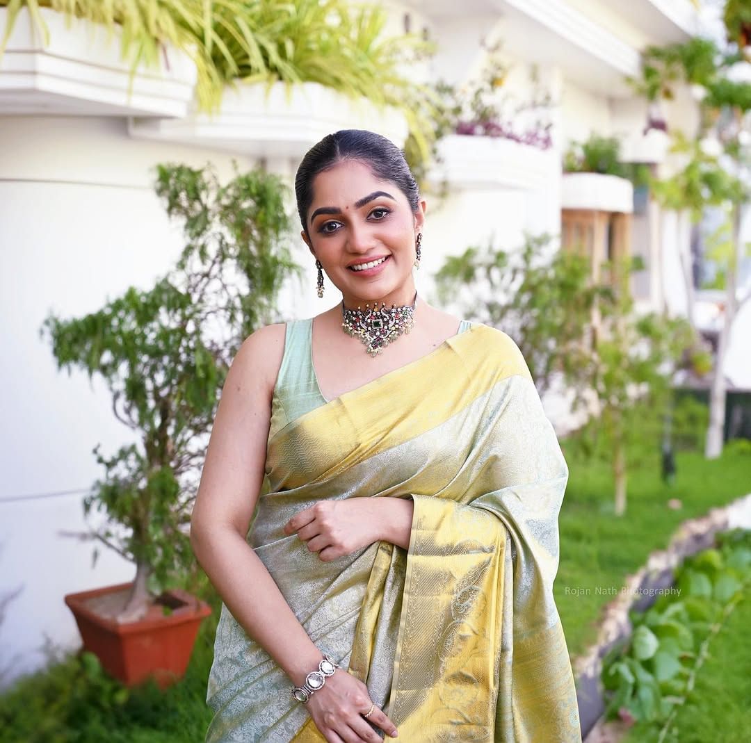 കൗമുദി മൂവീസിന് നൽകിയ അഭിമുഖത്തിലായിരുന്നു താരത്തിന്റെ തുറന്നുപറച്ചിൽ.സിനിമയിൽ ഹാസ്യ വേഷങ്ങൾ ചെയ്യുന്ന നടിമാർ പണ്ടും ഇന്നും കുറവാണ്. എന്നാൽ ഇപ്പോൾ സിനിമകളിലും ഹാസ്യ വേഷങ്ങൾ കുറവാണെന്നാണ് നടി പറയുന്നത്. (image credits:instagram)