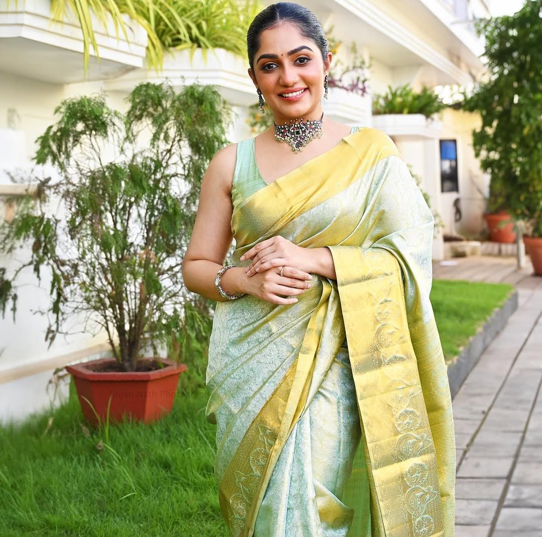 എന്നാൽ അദ്ദേഹത്തിന്റെ സിനിമകളിലും അധികം അഭിനയിച്ചിട്ടില്ല. ഗാനഗന്ധർവൻ എന്ന ചിത്രത്തിൽ ചെറിയൊരു വേഷം ചെയ്തു. വിളിക്കാത്തതിനു കൃത്യമായ കാരണവും അദ്ദേഹം പറഞ്ഞിട്ടുണ്ടെന്നും താരം പറയുന്നു. തനിക്ക് പറ്റിയ വേഷം വരുമ്പോൾ തരുമായിരിക്കുമെന്നും ആര്യ പറഞ്ഞു.(image credits:instagram)