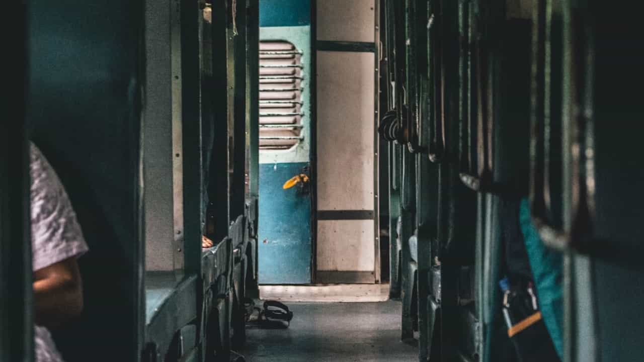Assault On Train: യാത്രയ്ക്കിടെ പീഡനശ്രമം; ട്രെയിനിൽ നിന്ന് ചാടിയ യുവതി ഗുരുതരാവസ്ഥയിൽ
