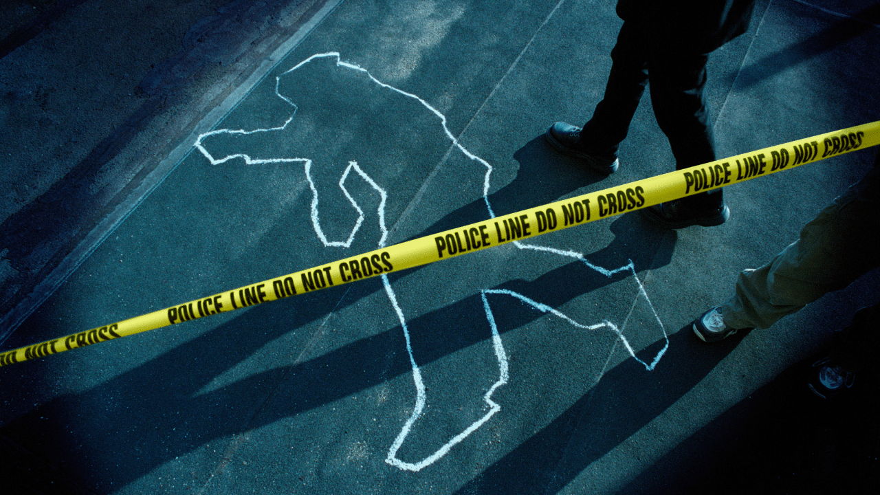 Bengaluru Murder: ബെംഗളൂരുവിൽ അരുംകൊല; നാലംഗ സംഘം ബാറിലേക്ക് ഇരച്ചുകയറി, ആളുകൾക്ക് നടുവിലിട്ട് ഗുണ്ടയെ വെട്ടിക്കൊന്നു Bengaluru Murder: ബെംഗളൂരുവിൽ അരുംകൊല; നാലംഗ സംഘം ബാറിലേക്ക് ഇരച്ചുകയറി, ആളുകൾക്ക് നടുവിലിട്ട് ഗുണ്ടയെ വെട്ടിക്കൊന്നു