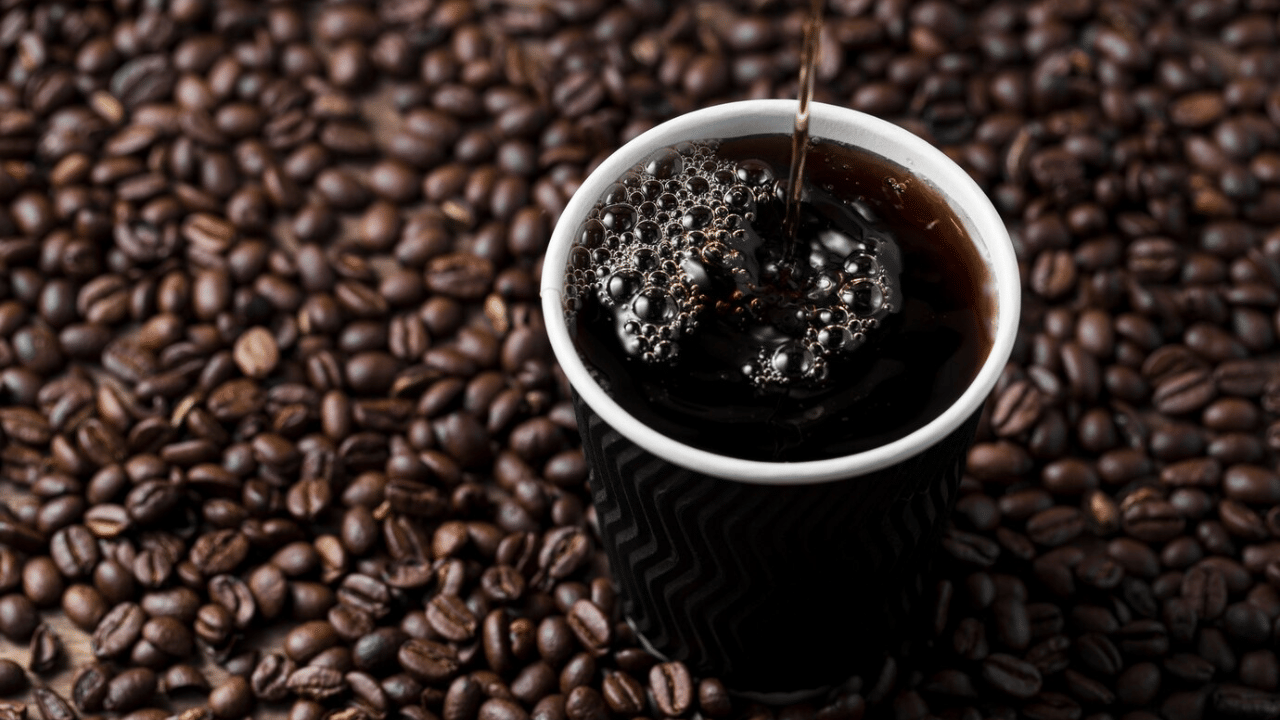 കട്ടൻ കാപ്പിയിലെ കഫീൻ ഹൃദയമിടിപ്പ് വർധിപ്പിക്കാൻ ഇടയാക്കും. അതിനാൽ ഹൃദയസംബന്ധമായ അസുഖങ്ങളുള്ള വ്യക്തികൾ അമിതമായി കട്ടൻ കാപ്പി ഉപയോഗിക്കാതിരിക്കുന്നതാണ് നല്ലത്. (Image Credits: Freepik)