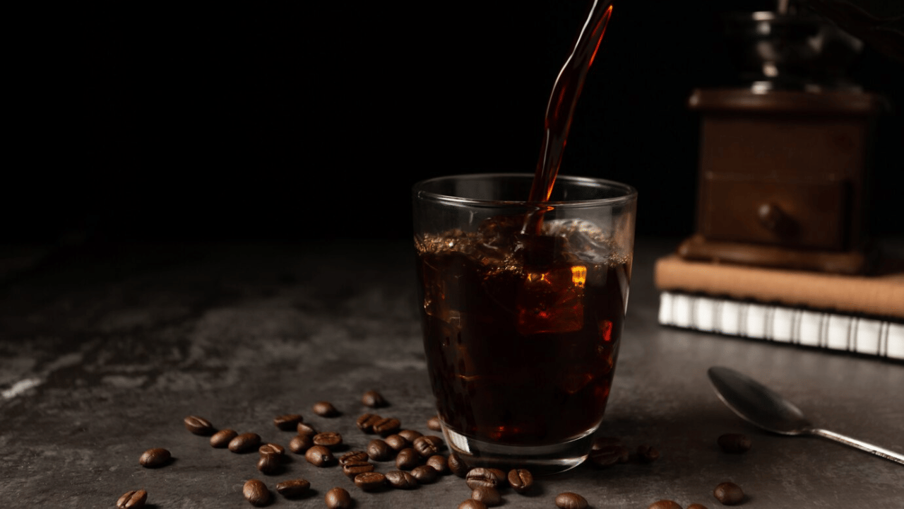 കട്ടൻ കാപ്പി അമിതമായി കുടിക്കുന്നത് ശരീരം കാത്സ്യം ആഗിരണം ചെയ്യുന്നത് കുറയ്ക്കുന്നു. ഇത് മൂലം കാലക്രമേണ അസ്ഥികളുടെ ബലം കുറയുന്നതിനും ഓസ്റ്റിയോപൊറോസിസിനുമുള്ള സാധ്യത വർധിക്കുന്നു. (Image Credits: Freepik)