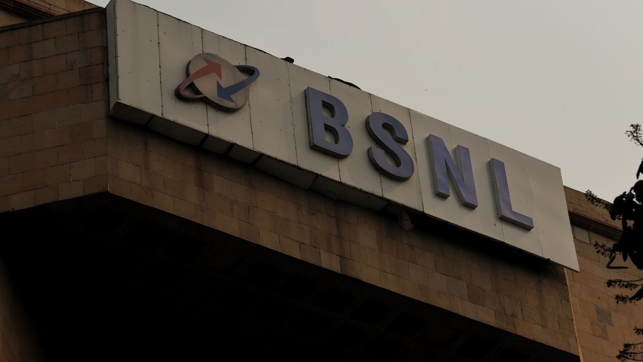 ദിവസേനയുള്ള രണ്ട് ജിബി ഡാറ്റയുടെ പരിധി കഴിഞ്ഞാല് ഡാറ്റയുടെ വേഗം 40 കെബിപിഎസ് ആയി കുറയുന്നതാണ്. മാത്രമല്ല ബിഎസ്എന്എല്ലിന്റെ സെല്ഫ് കെയര് ആപ്പ് വഴിയാണ് നിങ്ങള് റീചാര്ജ് ചെയ്യേണ്ടത്. (Image Credits: Getty Images)