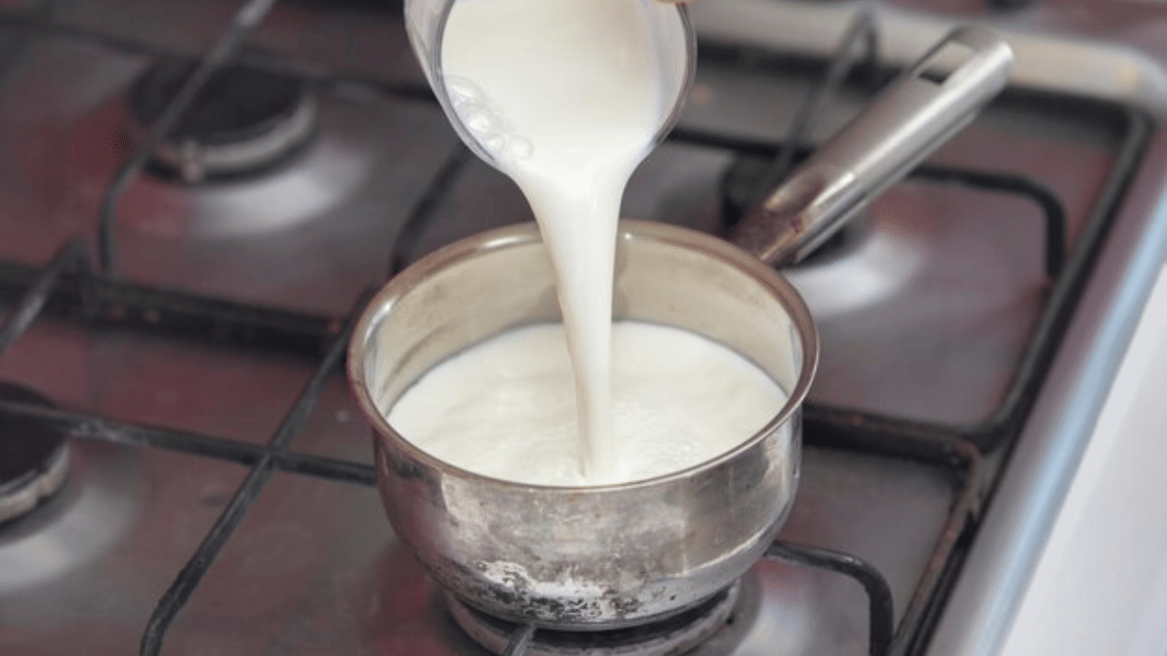 പാൽ തിളച്ച് തൂകി ​ഗ്യാസ് സ്റ്റൗവ് കേടാകുന്നത് സാധാരണമാണ്. പാലിൻ്റെ ദുർ​ഗന്ധവും കറയും കാരണം അടുക്കളയിലേക്ക് കയറാൻ തന്നെ മടിയാവും. എന്നാൽ ഈ പ്രശ്നം പരിഹരിക്കാൻ ചില മാർ​ഗങ്ങളുണ്ട്. 