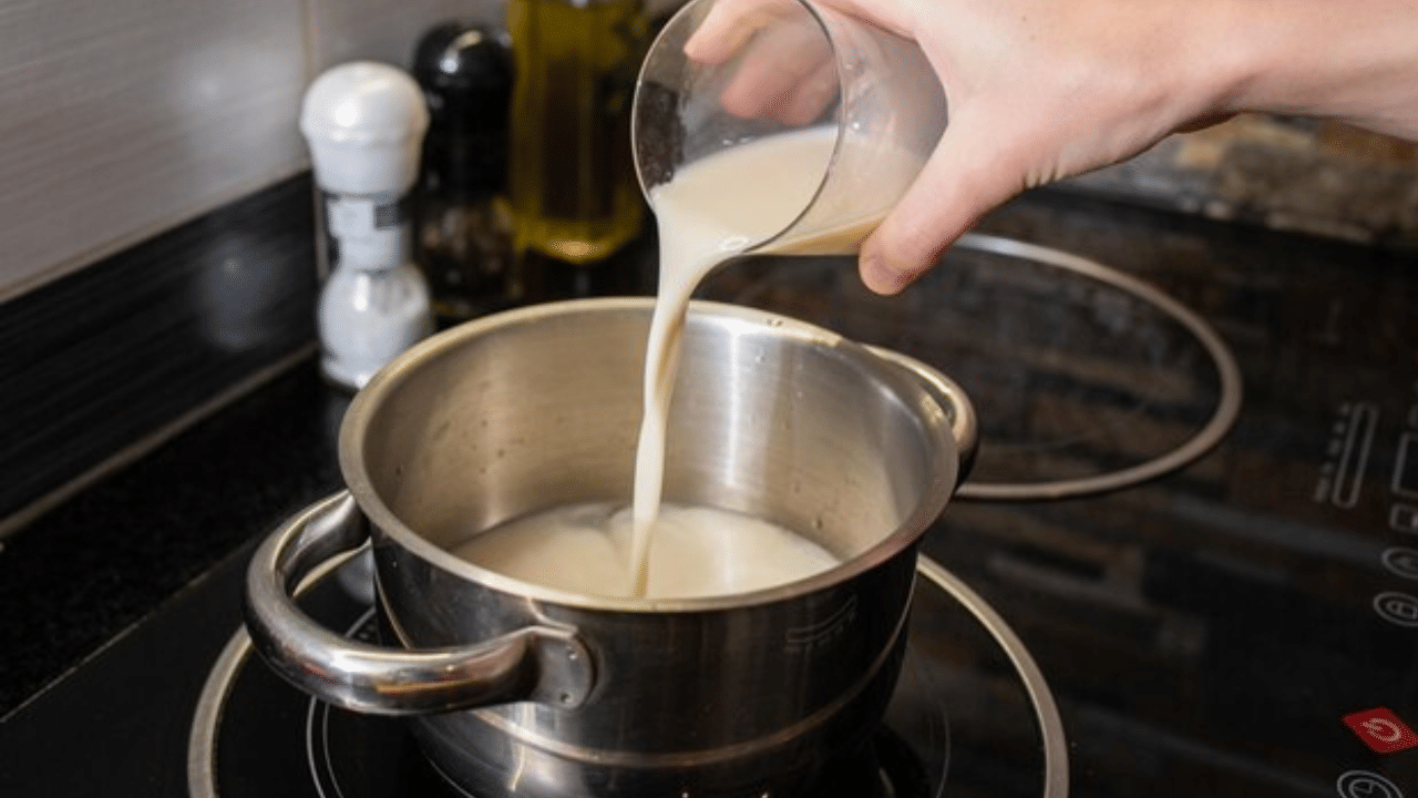 പാൽ മീഡിയം തീയിൽ തിളപ്പിക്കുക്കാൻ ശ്രമിക്കുക. ഇടയ്ക്കിടെ ഇളക്കുക. കുറച്ച് മിനിറ്റ് ഇടവിട്ട് പാൽ ഇളക്കുന്നത് നുര പൊങ്ങിവരുന്നത് തടയാൻ സഹായിക്കുകയും പുറത്തേക്ക് ഒഴുകുന്നത് തടയുകയും ചെയ്യുന്നു.