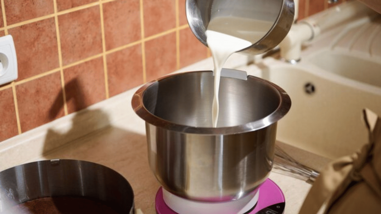 കുമിളകൾ ഉണ്ടാകുന്നത് തടയാൻ പാൽ ചൂടാകുമ്പോൾ അതിൽ വൃത്തിയുള്ളതും ഭാരം കുറഞ്ഞതുമായ ഒരു സ്റ്റീൽ പാത്രം വയ്ക്കുക. ഇത് പാൽ തിളയ്ക്കുന്നത് തടയുകയും ഒരു തുള്ളി പോലും ഒഴുകിപ്പോകുകയും ഇല്ല. ഇത് പാത്രം പാലിൽ പൊങ്ങികിടക്കും.