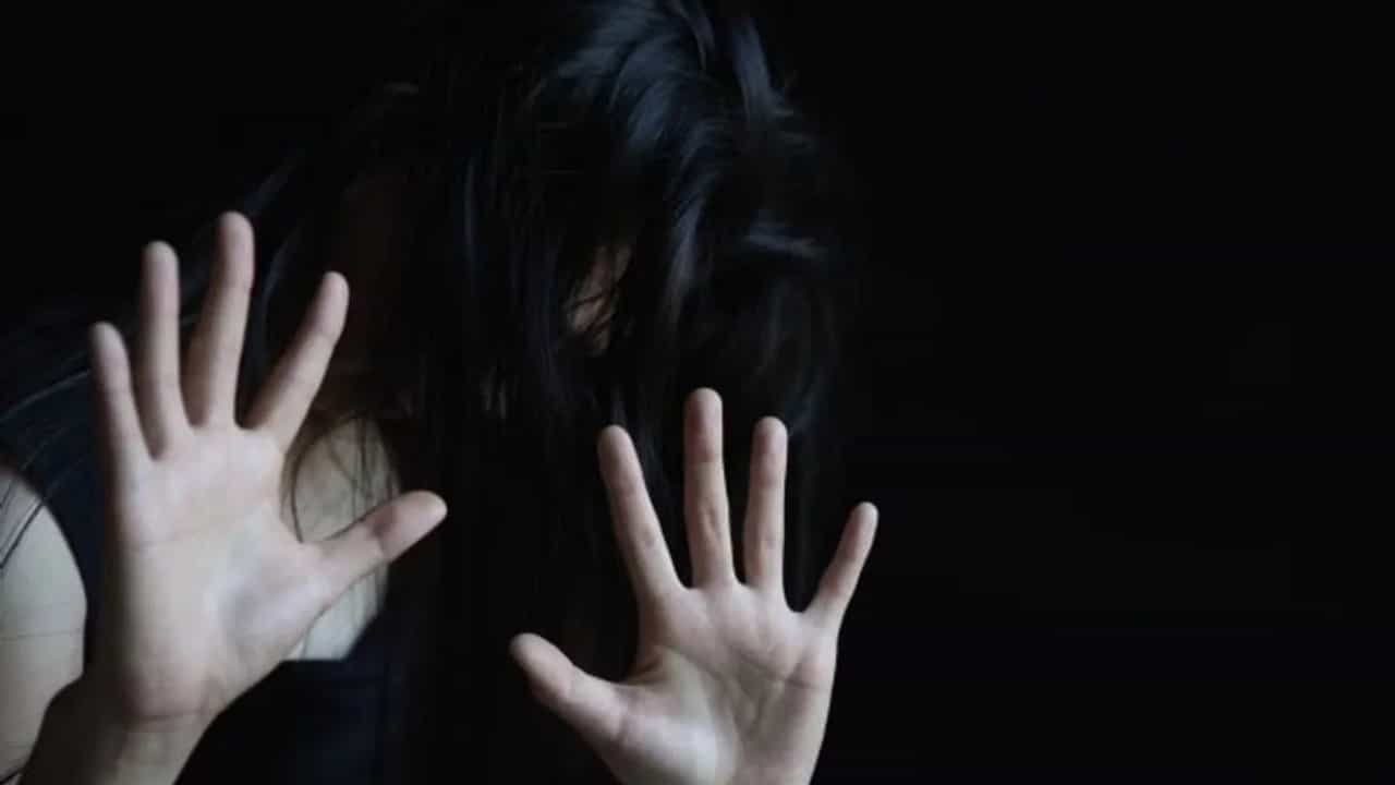 ബോളിവുഡ് നടിയെ കെണിയിൽപ്പെടുത്തി: ഭീക്ഷണി,ദേഹോപദ്രവം, പോയത് 50000