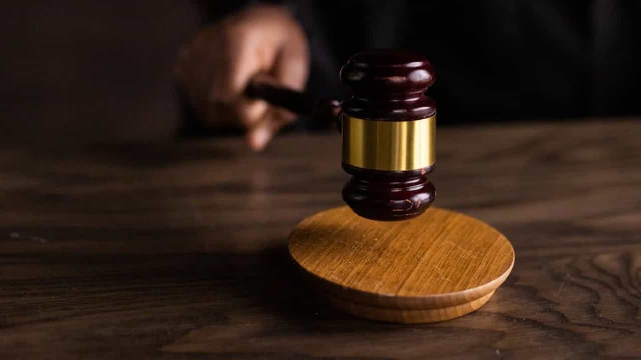 Bombay High Court: സഹപ്രവർത്തകയുടെ മുടിയെപ്പറ്റി വർണിയ്ക്കുന്നതും പാടുന്നതും ലൈംഗികാതിക്രമമല്ല: നിരീക്ഷണവുമായി ബോംബെ ഹൈക്കോടതി