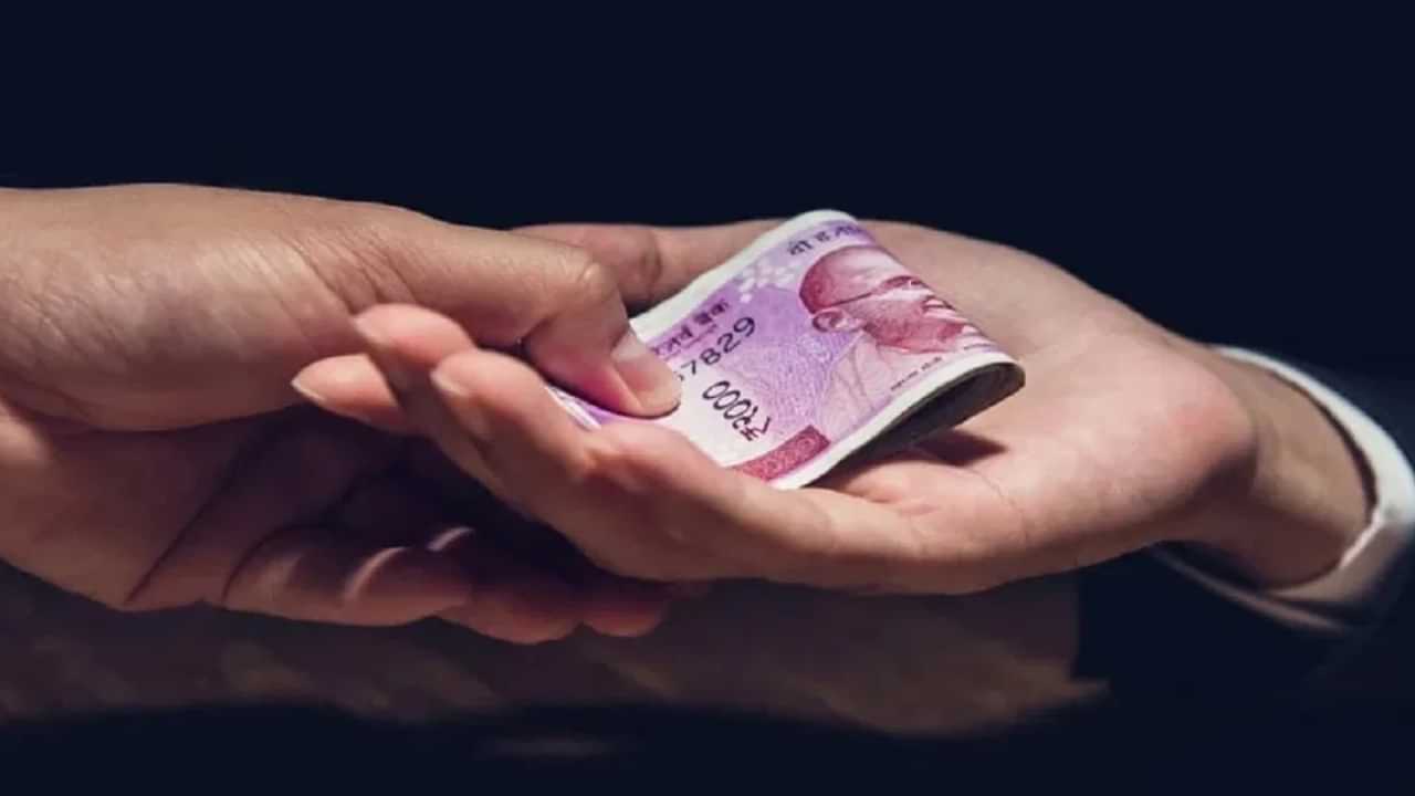 Bribery Cases Kerala: തൂപ്പുകാർ മുതൽ ആർഡിഒ വരെ കൈക്കൂലിക്കേസിൽ, റവന്യൂ വകുപ്പിലുള്ളത് 85 പേർ Bribery Cases Kerala: തൂപ്പുകാർ മുതൽ ആർഡിഒ വരെ കൈക്കൂലിക്കേസിൽ, റവന്യൂ വകുപ്പിലുള്ളത് 85 പേർ