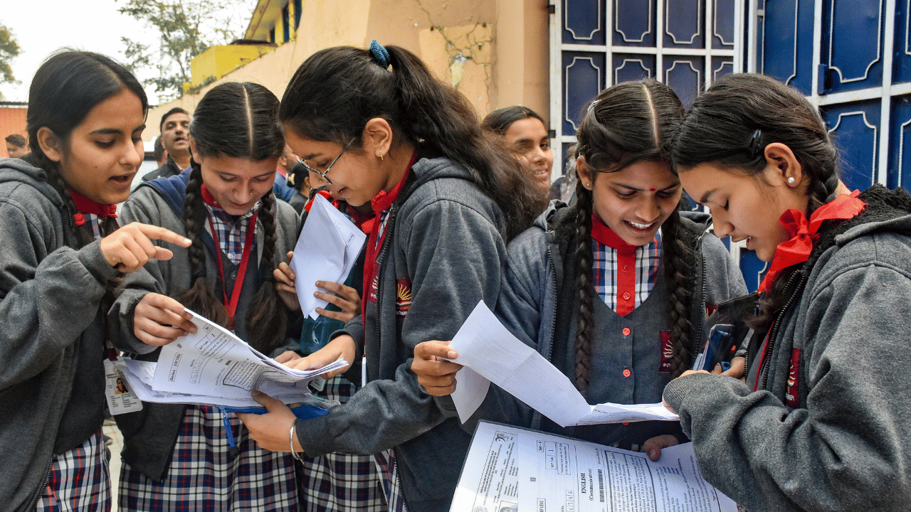 CBSE Three Language Formula: ഹിന്ദി അടിച്ചേൽപ്പിക്കരുത്: സിബിഎസ്ഇയുടെ ത്രിഭാഷാ നയത്തെ കുറിച്ച് വിദഗ്ദർ പറയുന്നതിങ്ങനെ