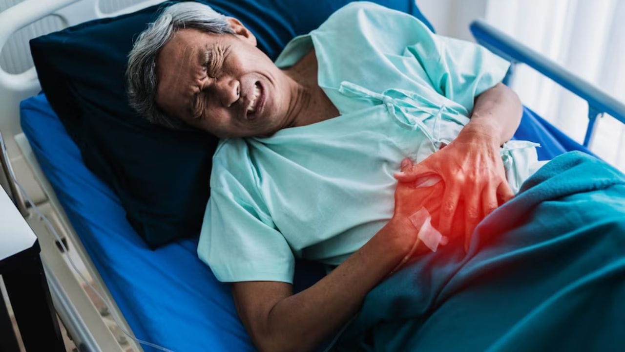 ജനിതകവും ജീവിതശൈലിയുമായി ബന്ധപ്പെട്ടവയെല്ലാം വന്‍കുടല്‍ ക്യാന്‍സറിന് കാരണമാകാറുണ്ട്. അതിനാല്‍ തന്നെ ഈ അസുഖം പിടിപ്പെട്ടിട്ടുണ്ടോ എന്ന് അറിയുന്നതിനായി ഒന്നോ രണ്ടോ വര്‍ഷം കൂടുമ്പോള്‍ കൊളോനോസ്‌കോപ്പി പരിശോധന നടത്തണമെന്നാണ് വിദഗ്ധര്‍ പറയുന്നത്. (Image Credits: Freepik)