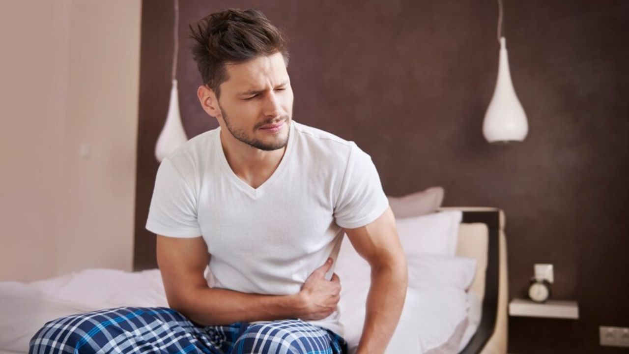 മലബന്ധം, വയറിളക്കം, മലബന്ധവും വയറിളക്കവും മാറിമാറി വരുന്നു, വേദന, ആന്തരിക രക്തസ്രാവം, കുടലിന് തടസം, ഭാരം കുറയുക, ക്ഷീണം, ഉന്മേഷക്കുറവ്, രക്തക്കുറവ്, മലത്തില്‍ രക്തം എന്നിവയാണ് രോഗലക്ഷണങ്ങള്‍. (Image Credits: Freepik)