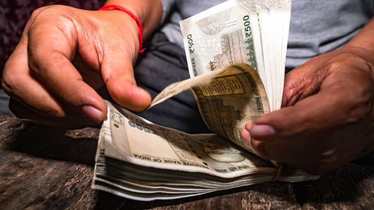 Savings Tips: സമ്പാദിച്ച് തുടങ്ങിയോ? ഇല്ലെങ്കില്‍ തീര്‍ച്ചയായും ഈ നിയമങ്ങള്‍ അറിഞ്ഞിരിക്കണം