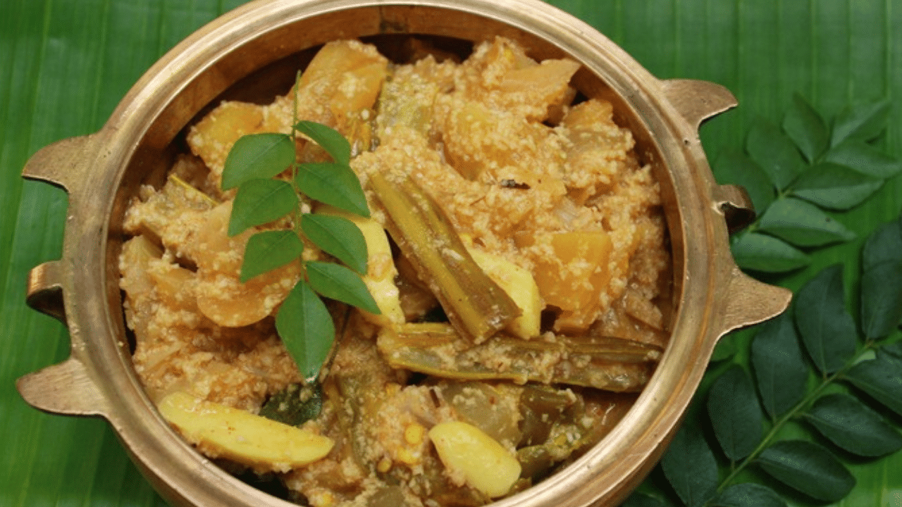 10 മിനിറ്റ് കഴിഞ്ഞ് അതിലേക്ക് ചക്ക കൂടി ചേർത്ത് നന്നായി യോജിപ്പിക്കുക. അഞ്ച് മിനിറ്റ് കൂടി വേവാൻ വയ്ക്കാം. ഒരു തേങ്ങ ചിരകിയതിലേക്ക് ഒരു ടീസ്പൂൺ ജീരകം, ചുവന്നുള്ളി, ഒരു തണ്ട് കറിവേപ്പില ഇവ ചേർത്ത് വെള്ളം തൊടാതെ ചതച്ചെടുക്കാം. ഇത് വെന്ത പച്ചകറികളിലേക്ക് ചേർക്കാം. ശേഷം തീ നന്നായി കുറച്ച് അടച്ച് രണ്ടു മിനിറ്റു കൂടി വേവിക്കുക. ഒടുവിൽ അല്പം പച്ചവെളിച്ചെണ്ണയും കറിവേപ്പിലയും ചേർത്ത് യോജിപിച്ച് തീ ഓഫ് ചെയ്യാം.