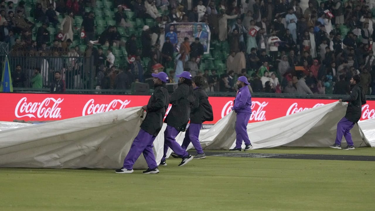 ചാമ്പ്യന്‍സ് ട്രോഫിയില്‍ ഇതുവരെ മൂന്ന് മത്സരങ്ങളാണ് മഴ മൂലം ഉപേക്ഷിച്ചത്. ഓസ്‌ട്രേലിയ-ദക്ഷിണാഫ്രിക്ക, പാകിസ്ഥാന്‍-ബംഗ്ലാദേശ് മത്സരങ്ങള്‍ ഒരു പന്ത് പോലും എറിയാതെ ഉപേക്ഷിച്ചു (Image Credits: PTI)