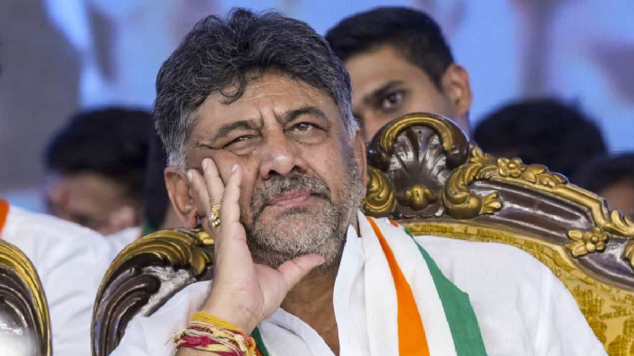 D. K. Shivakumar: ഞാൻ എപ്പോഴെങ്കിലും ഭരണഘടന മാറ്റണമെന്ന് പറഞ്ഞിട്ടുണ്ടെങ്കിൽ‌ രാഷ്ട്രീയം വിടാൻ തയാർ; ഡി കെ ശിവകുമാർ