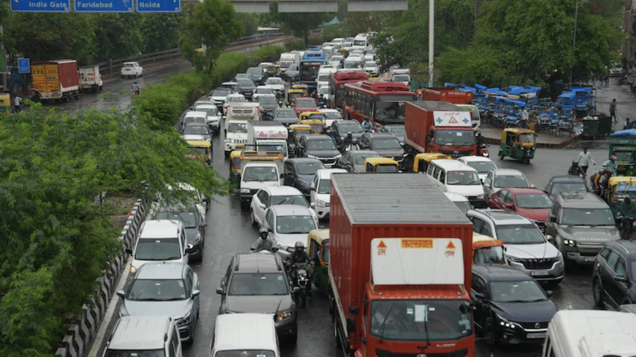 Delhi Vehicles Law: വാഹനത്തിന് 15 വർഷത്തെ പഴക്കമുണ്ടോ? എങ്കിൽ ഇന്ധനം നൽകില്ല; രാജ്യ തലസ്ഥാനത്തെ മാറ്റത്തിൽ ഞെട്ടി ജനങ്ങൾ