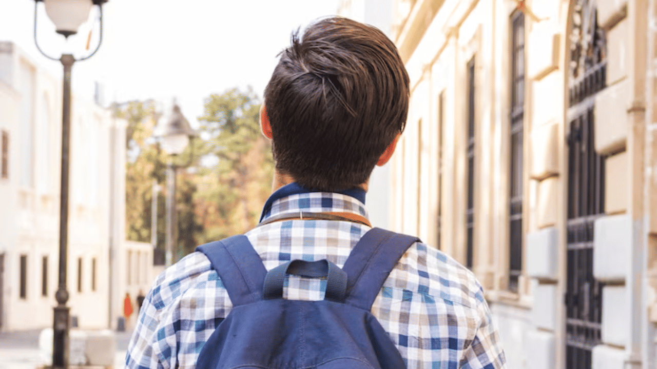 Student Appears Drunk in Exam Hall: എസ്എസ്എൽസി പരീക്ഷ എഴുതാനെത്തിയ വിദ്യാർഥിയുടെ ബാഗിൽ മദ്യവും, പതിനായിരം രൂപയും