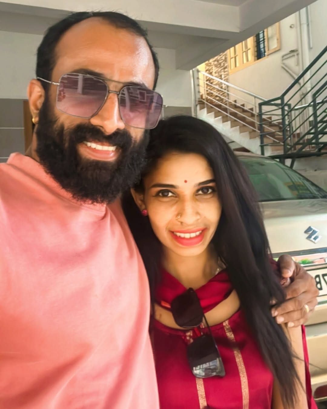 എന്നാല്‍ രേണു ചെയ്യുന്ന പല കാര്യങ്ങള്‍ക്ക് അഭിനന്ദനങ്ങളേക്കാളേറെ വിമര്‍ശനങ്ങളാണ് ഉണ്ടാകാറുള്ളത്. അടുത്തിടെ ദാസേട്ടന്‍ കോഴിക്കോടുമായി ചെയ്ത വീഡിയോയും വിമര്‍ശനങ്ങള്‍ കൊണ്ട് നിറഞ്ഞു. ഭര്‍ത്താവ് മരണപ്പെട്ടൊരു സ്ത്രീ അന്യ പുരുഷനൊപ്പം പ്രണയ രംഗങ്ങളില്‍ അഭിനയിക്കുന്നത് ശരിയല്ലെന്നാണ് പൊതുവേയുള്ള അഭിപ്രായം. (Image Credits: Instagram)