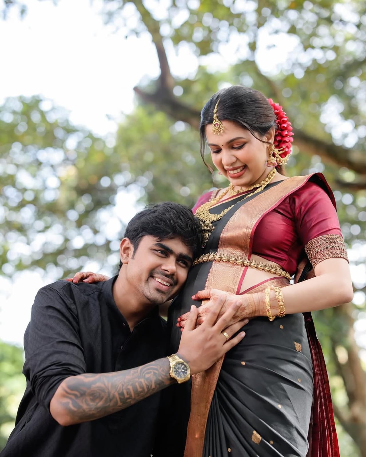 കുഞ്ഞിന് എന്തായിരിക്കും പേരിടുന്നത്, ആരായിരിക്കും പേരിടുന്നത് തുടങ്ങിയ ആരാധകരുടെ ചോദ്യത്തിന് എല്ലാം അമ്മ ചെയ്യുമെന്നാണ് ദിയ കൃഷ്ണ മറുപടി പറഞ്ഞത്. അതെ തന്റെ പേരക്കുഞ്ഞിനായുള്ള പേരുകള്‍ അന്വേഷിക്കുകയാണ് താനെന്നാണ് സിന്ധു കൃഷ്ണ പറയുന്നത്. (Image Credits: Instagram)