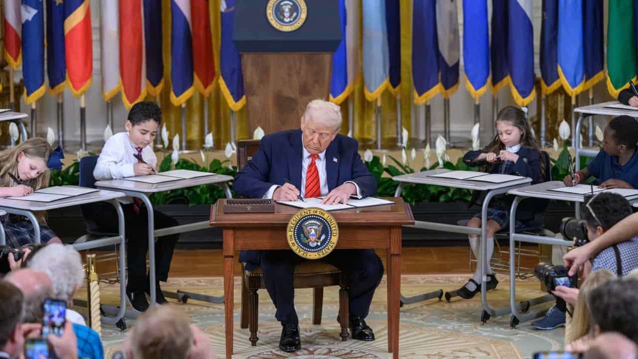 US Education Department: യുഎസ് വിദ്യാഭ്യാസ വകുപ്പ് അടച്ചുപൂട്ടാനുള്ള ഉത്തരവില്‍ ഒപ്പുവെച്ച് ട്രംപ്‌