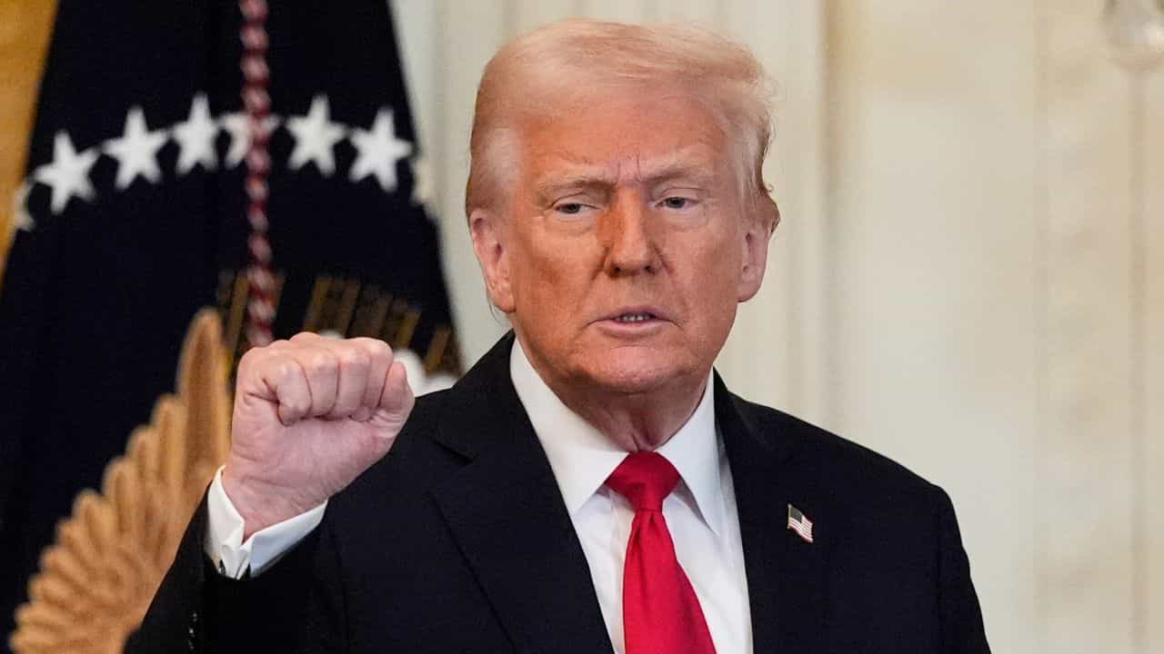 Auto Tariff: തീരുവ യുദ്ധം തുടര്‍ന്ന് ട്രംപ്; കാറുകളുടെ ഇറക്കുമതിക്ക് 25% തീരുവ