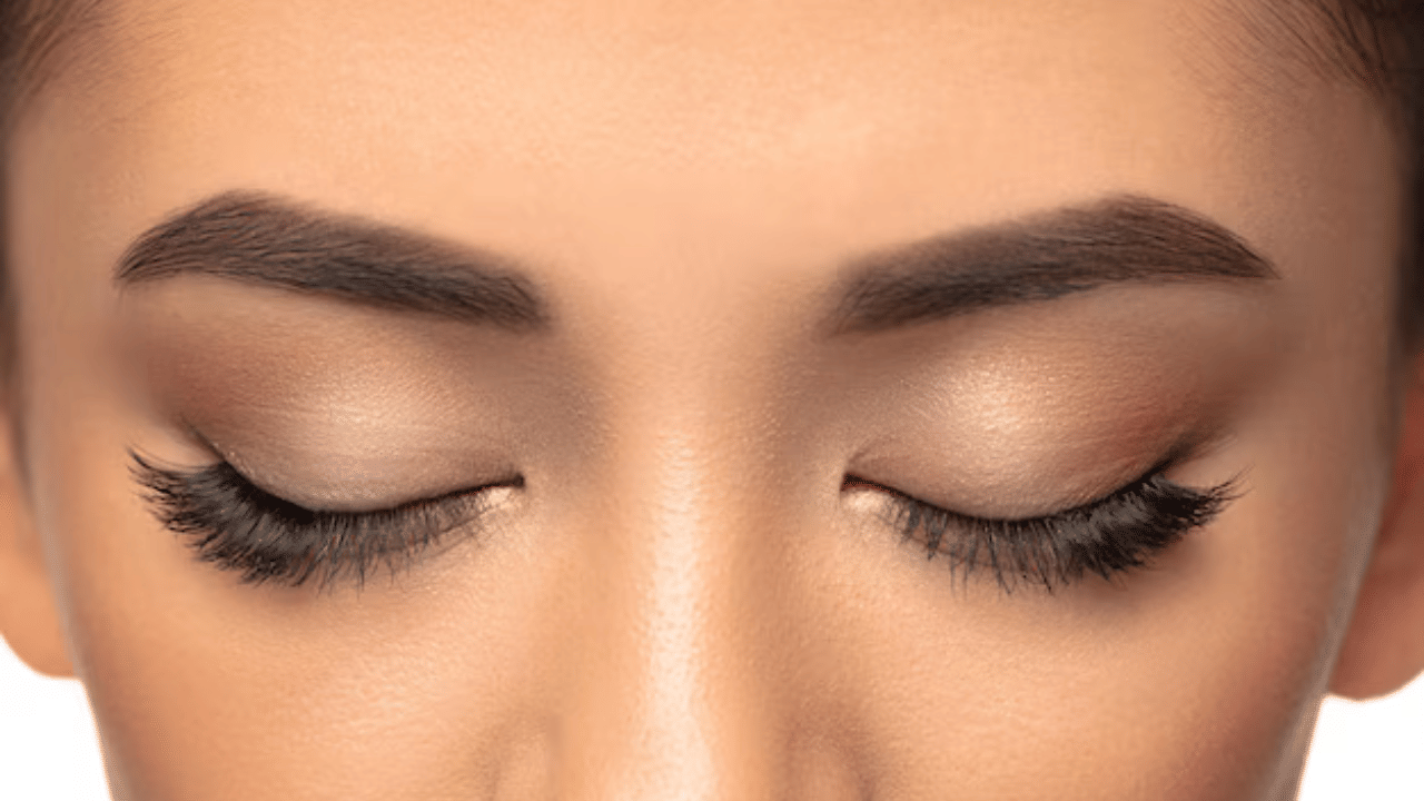 നിങ്ങളുടെ മുഖത്തിന്റെ ആകൃതി മാറ്റുന്നതിൽ പുരികങ്ങൾക്കും കണ്പീലികൾക്കും ഒരു പ്രധാന പങ്കുണ്ട്.  കട്ടിയുള്ള പുരികങ്ങളും കട്ടിയുള്ള കണ്പീലികളും നിങ്ങളുടെ മുഖത്തിന്റെ സവിശേഷതകളെ മാറ്റുന്നു. വീട്ടിൽ തന്നെ അതിനുള്ള പരിഹാരമുണ്ട്. എന്തെല്ലാമാണെന്ന് നോക്കാം. 

 