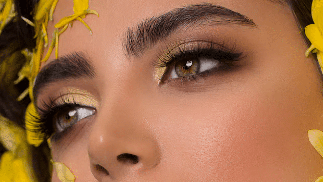 ആവണക്കെണ്ണ: വൈറ്റാമിനുകൾ, പ്രോട്ടീനുകൾ, ഫാറ്റി ആസിഡുകൾ എന്നിവയാൽ സമ്പന്നവുമായ ആവണക്കെണ്ണ നിങ്ങളുടെ പുരികങ്ങളിലും കണ്പീലികളിലും കട്ടി കൂട്ടാൻ സഹായിക്കും. ഇത് രോമകൂപങ്ങളെ വേഗത്തിൽ ഇരുണ്ടതും കട്ടിയുള്ളതുമാക്കുന്നു. പുരികങ്ങളുടെയും കണ്പീലികളുടെയും വളർച്ചയെ പ്രോത്സാഹിപ്പിക്കുകയും ചെയ്യും.